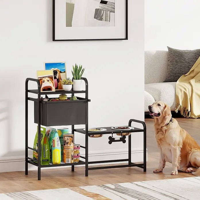 PawHut Futternapfstation Schwarz 89,5L x 27B x 74H cm -  - Schwarzes Metall-Hundefutterlager- und Futterstation mit Regalen, Stoffbehälter, erhöhten Näpfen und Hund daneben.