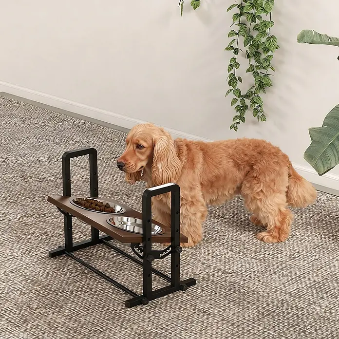 PawHut Futternapfstation Braun 48L x 26B x 36,5H cm -  - Höhenverstellbare Futterstation aus dunklem Holz und schwarzem Metall mit zwei Näpfen, einer mit Trockenfutter, neben einem goldfarbenen Hund.