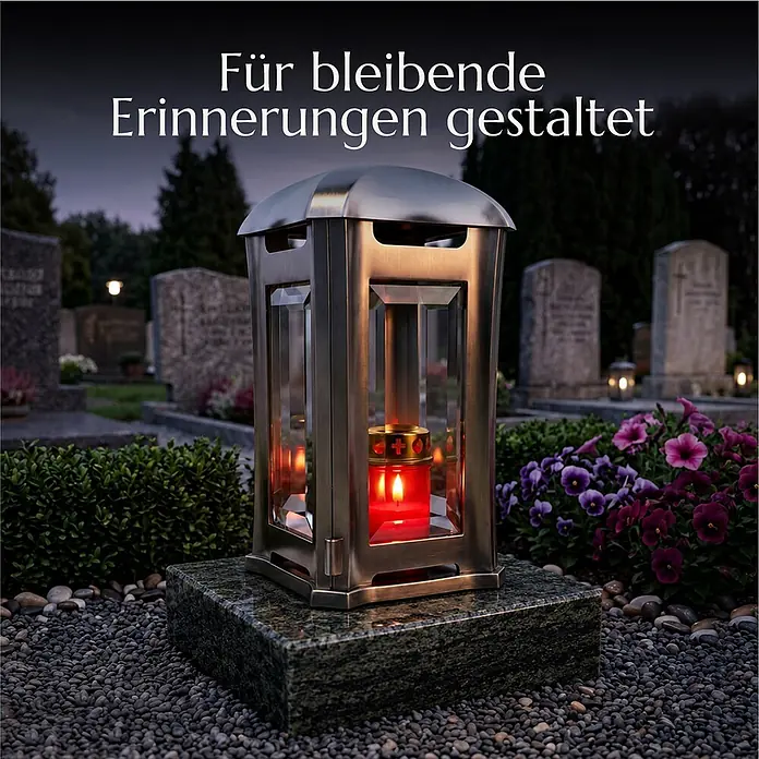 Grablaterne Venezia mit Granit-Sockel Olive Green, 13x13x24 cm, Edelstahl -  - Grablampe aus Metall mit rot leuchtender Kerze auf Steinsockel auf einem Friedhof, umgeben von Kies und Blumen.