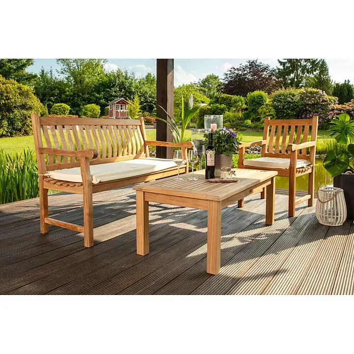 Teak Loungetisch Massivholz 120 x 60 cm wetterfest pflegeleicht und edel -  - Gartensitzgruppe aus Teakholz mit Bank, Stuhl und Couchtisch, hellen Kissen, auf einer Terrasse.