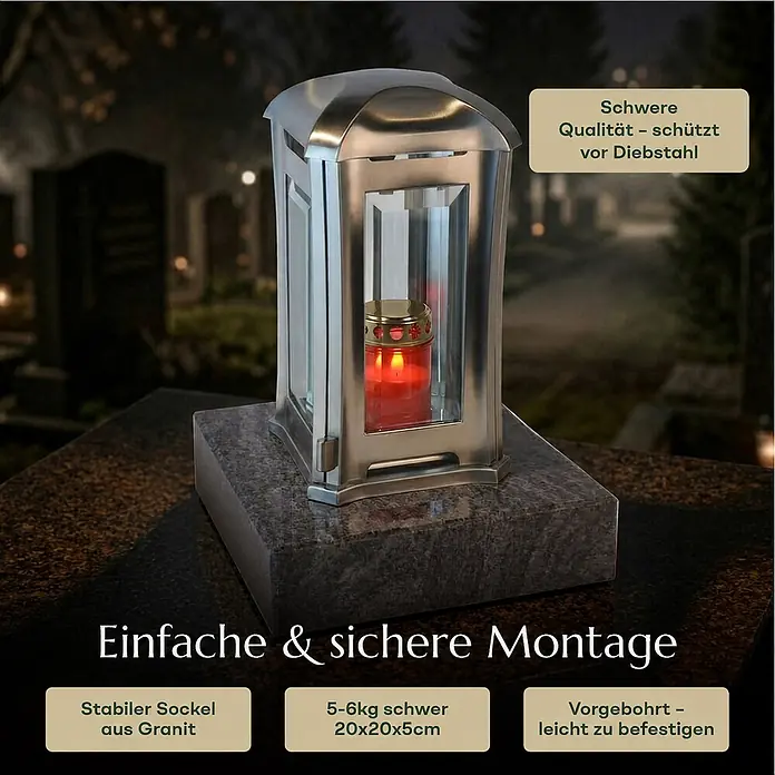 Grablaterne Venezia mit Granit-Sockel Orion, 13x13x24 cm, Edelstahl -  - Eine Grablampe aus Metall mit Glasscheiben und brennender roter Kerze auf einem dunklen Granitsockel auf einem Friedhof.