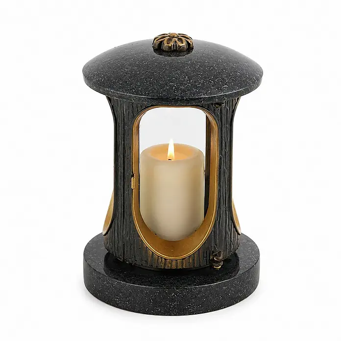 Runde Grablaterne Ø 15 cm, H 22 cm, Granit Schwedisch Schwarz, Gold-Messing -  - Dunkle Granit-Grablaterne mit Goldakzenten und brennender Cremekerze.