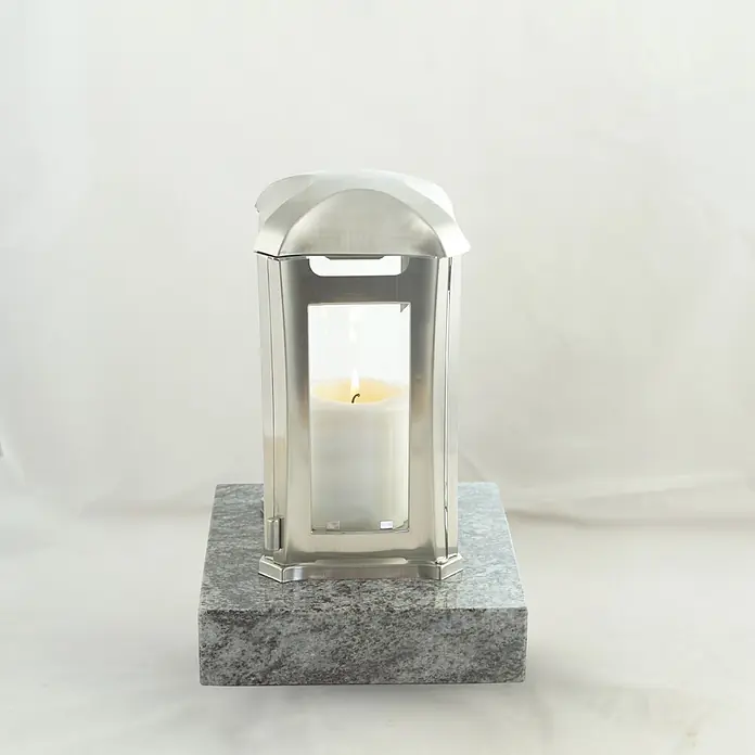 Grablaterne Venezia mit Granit-Sockel Orion, 13x13x24 cm, Edelstahl -  - Gebürstete Metall-Grablaterne mit brennender weißer Kerze auf grauem Granitsockel.