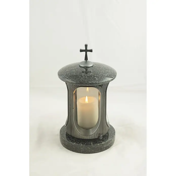 Grablampe mit Kreuz Ø15xH28cm, Granit Schwedisch Schwarz, Schwarz-Anthrazit -  - Grablampe aus dunkelgrauem gesprenkeltem Granit mit Metallrahmen, Glasscheiben, brennender Kerze und Kreuz.