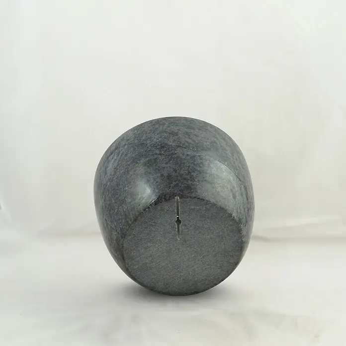 Grabschale Modern, ØxH: 24x15 cm, Granit, Orion, Blaugrau -  - Dunkelgraue gesprenkelte ovale Steinurne mit schmalem Schlitz.