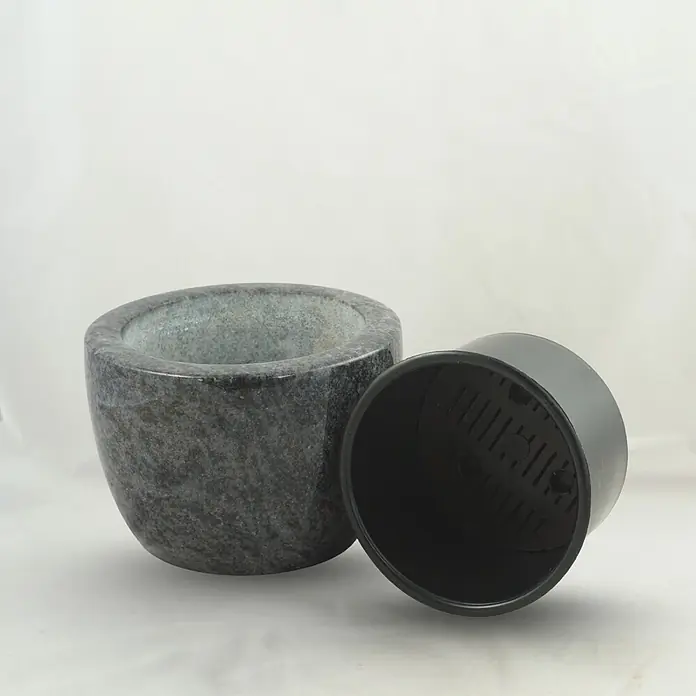 Grabschale Modern, ØxH: 24x15 cm, Granit, Orion, Blaugrau -  - Grauer Granitmörser und ein schwarzer Plastikbecher daneben.