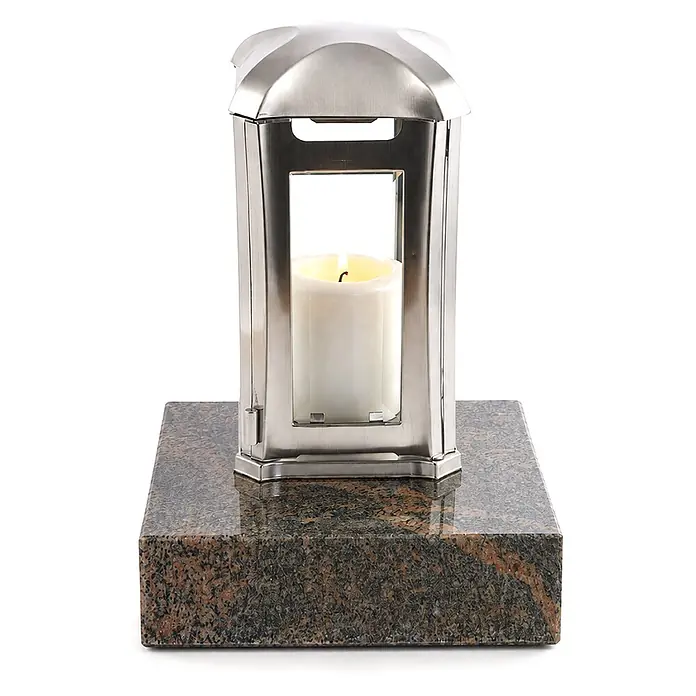 Grablaterne Venezia mit Granit-Sockel Gneis, 13x13x24 cm, Edelstahl -  - Silberne Laterne mit brennender weißer Kerze auf gesprenkeltem Granitsockel.