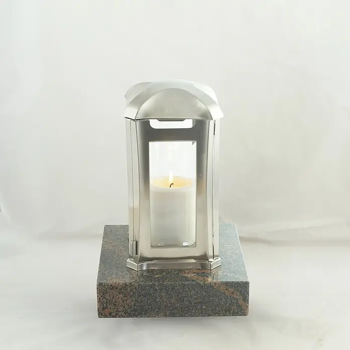 Grablaterne Venezia mit Granit-Sockel Gneis, 13x13x24 cm, Edelstahl -  - Gebürstete silberne Metalllaterne mit Glasscheiben und einer brennenden weißen Kerze, auf einem dunklen gesprenkelten Granitsockel.