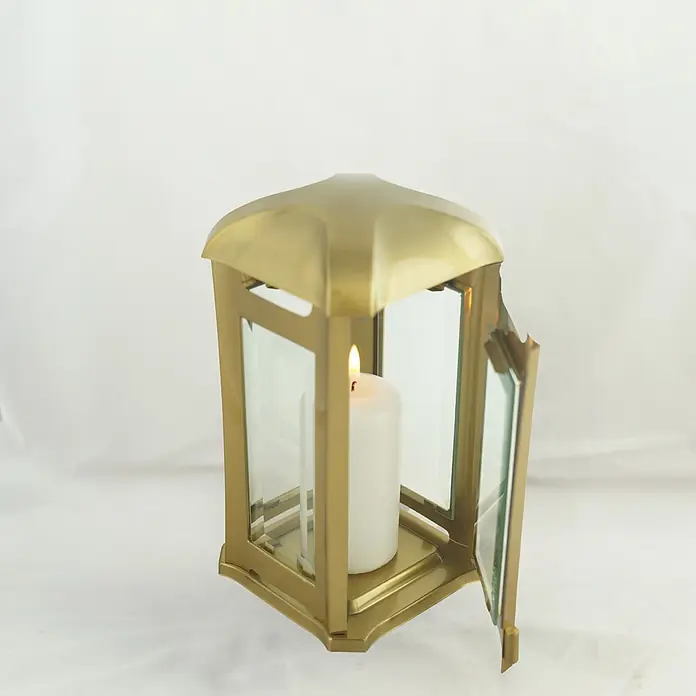 Grablaterne Venezia, 13x13x24 cm, Edelstahl, Gold/Bronze - wetterfest -  - Eine Messinglaterne mit Glaspaneelen und offener Tür, die eine brennende weiße Kerze enthält.