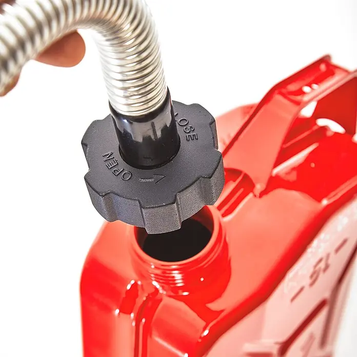 BW Kraftstoffkanister 20 l, alte Ausf. + Ausgießer, Olivgrün -  - Roter Metall-Jerrycan mit schwarzer Kappe und flexiblem silbernem Metallausguss, der in die Öffnung eingeführt wird.