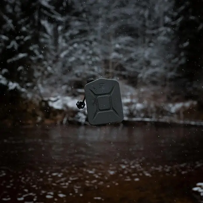 Oxid7 by BW Kraftstoffkanister Proper 2 l, Metall + Ausgießer, 2 Stk. -  - Dunkelgraue 2L Kanisterflasche in verschneiter Winterumgebung im Freien.