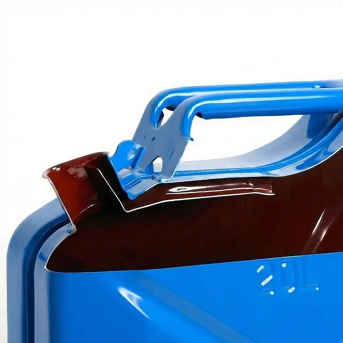 BW Kraftstoffkanister 10 l, Bajonett + Ausgießer, Blau, 3 Stk. -  - Nahaufnahme eines offenen, blauen Metall-Benzinkanisters, teilweise mit dunkelbrauner Flüssigkeit gefüllt, mit 20L Markierung.