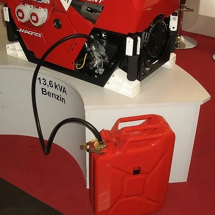 Oxid7 by BW Adapter für Metall-Kanister, mit Ansaug- und Zulaufrohr -  - Roter 13,6 kVA Benzin-Generator wird über einen schwarzen Schlauch aus einem roten Kanister betankt.