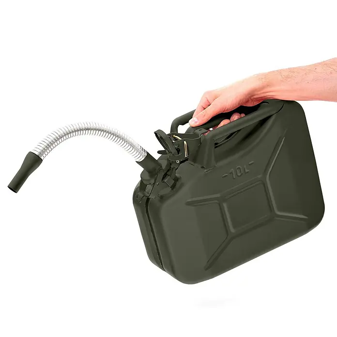 BW Ausgießer für Kanister 5/10/20 l, Flexrohr 20 mm Benzin, Bronzegrün -  - Dunkelgrüner 10L Metall-Jerrycan mit flexiblem Ausgießer, von einer Hand gehalten.