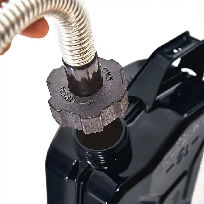 Oxid7 by BW Kraftstoffkanister 20 l + Ausgießer, Schwarz, 5 Stk. -  - Schwarzer Benzinkanister mit flexiblem Metallausgießer, der mit einem dunkelgrauen Kunststoffverschluss aufgeschraubt wird, beschriftet mit 'OPEN' und 'CLOSE'.