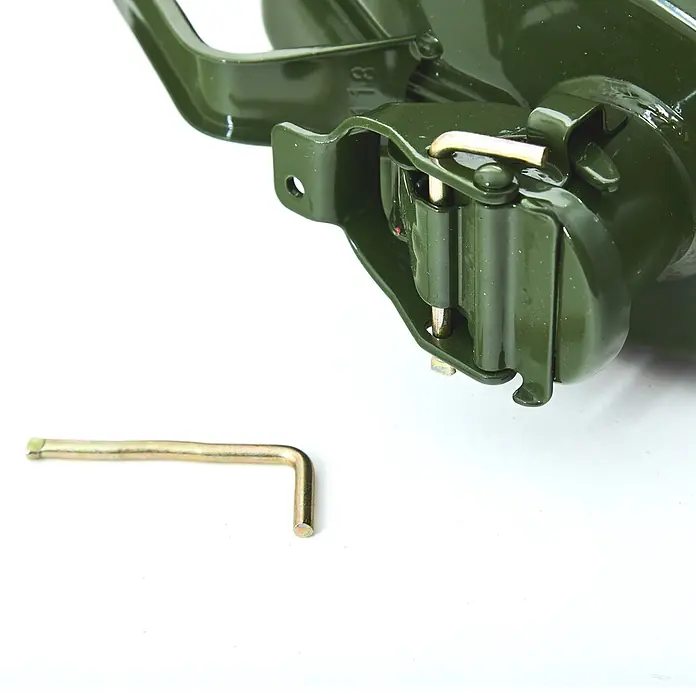BW Sicherungsstift für Metall-Kraftstoffkanister, 3 Stk. -  - Militärgrüner Benzinkanister mit sichtbarem Verschlussmechanismus und goldenem Metall-Sicherungsstift.