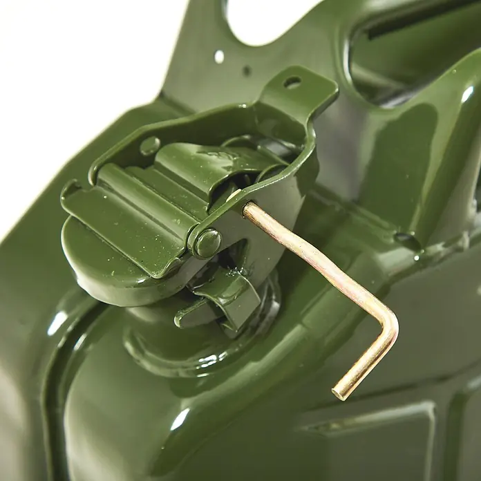 BW Sicherungsstift für Metall-Kraftstoffkanister, 3 Stk. -  - Nahaufnahme des Deckels und Verriegelungsmechanismus eines grünen Metall-Jerrycans mit messingfarbenem Sicherungsstift.