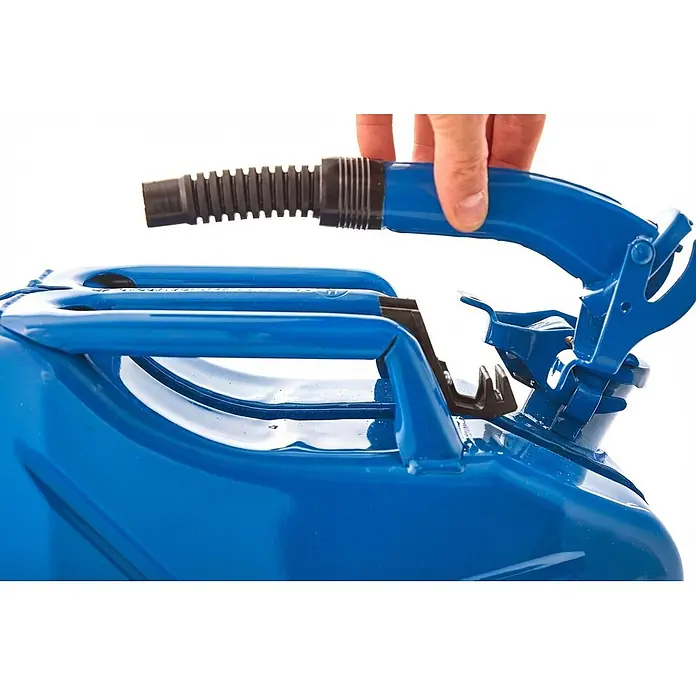 BW Kraftstoffkanister 10 l, Bajonett + Ausgießer, Blau, 3 Stk. -  - Eine Hand befestigt einen blauen Ausgießer an einem blauen Metall-Benzinkanister, bereit zum Einfüllen.