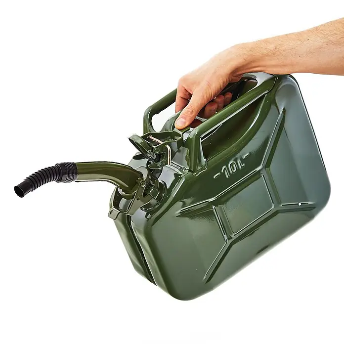 Oxid7 by BW Benzinkanister 10 l, Bajonett + Ausgießer, Rot, 5 Stk. -  - Eine Hand hält einen grünen Metallkanister mit flexiblem Ausgießer.