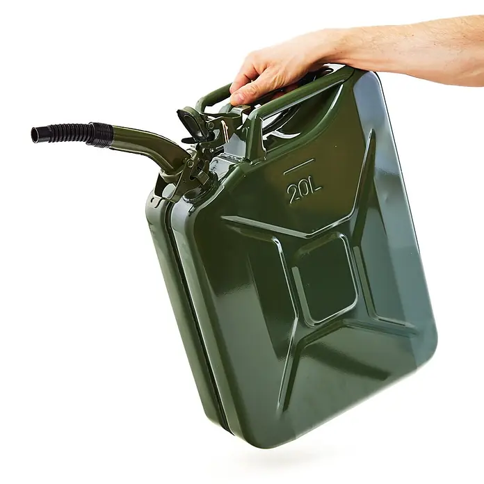 BW Ausgießer flexibel für Kanister 5/10/20 l, Halterung, Olivgrün -  - Grüner 20L Metall-Kraftstoffkanister mit flexiblem Ausgießer, von einer Hand gehalten.