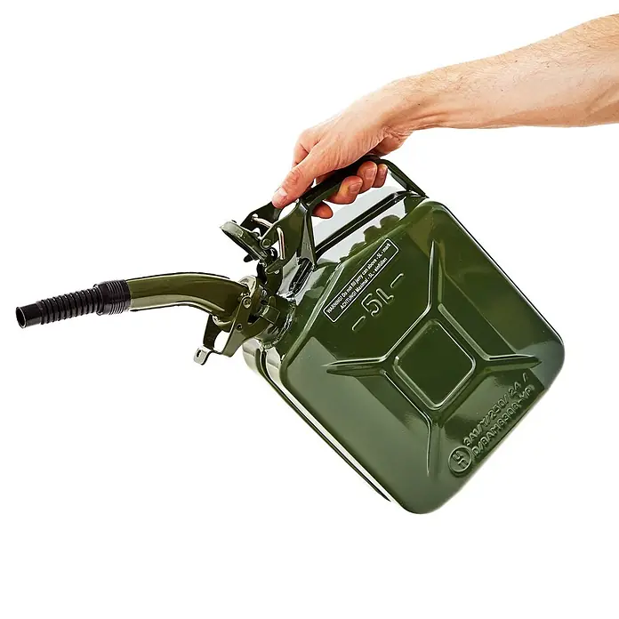 BW Kraftstoffkanister 5 l, Bajonettverschl. + Ausgießer, Olivgrün -  - Grüner 5L Metall-Benzinkanister mit flexiblem Ausgießer, von einer Hand gehalten, zum Kraftstoff einfüllen.