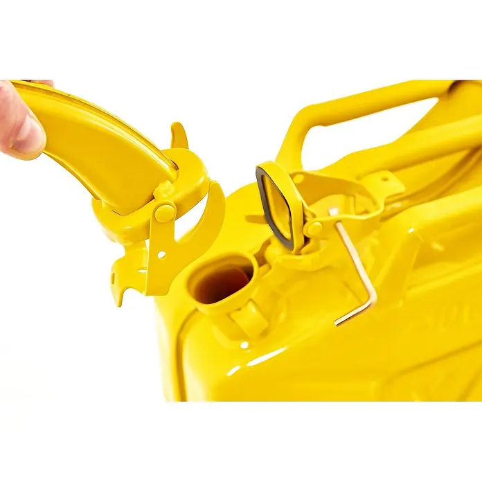 BW Ausgießer flexibel für Kanister 5/10/20 l, Flex Standard, Gelb -  - Heller, gelber Metall-Benzinkanister mit geöffnetem Ausgießer, von einer Hand gehalten.