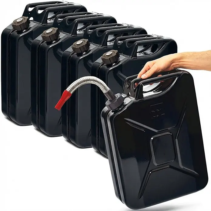 Oxid7 by BW Kraftstoffkanister 20 l + Ausgießer, Schwarz, 5 Stk. -  - Schwarze Metall-Benzinkanister, einer mit flexiblem Ausgießer wird gehalten, bereit zum Ausgießen.
