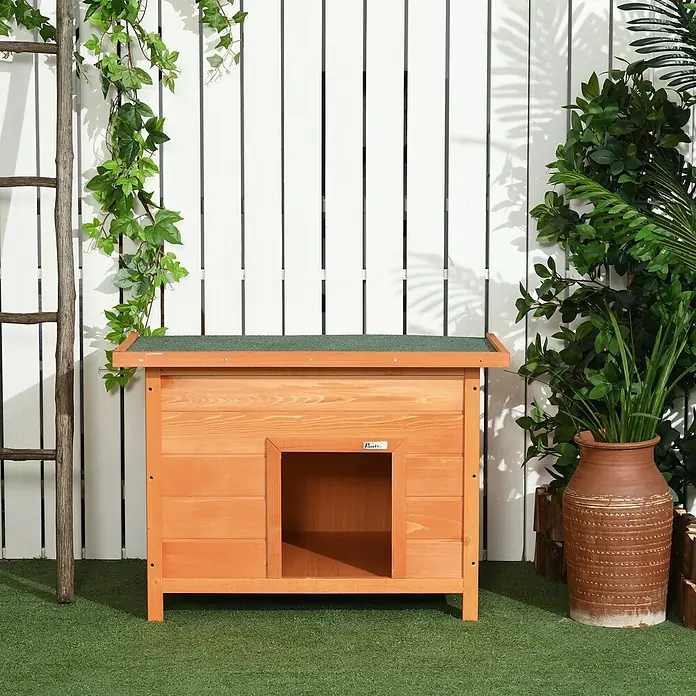 PawHut Hundehütte Gelb+Grün L82 x B58 x H58 cm -  - Eine hölzerne Hundehütte mit natürlicher Holzoptik und grünem Asphalt-Dach, auf Kunstrasen in einer Außenumgebung platziert.