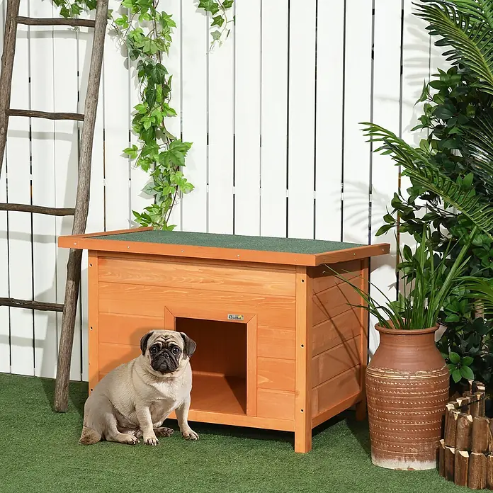PawHut Hundehütte Gelb+Grün L82 x B58 x H58 cm -  - Eine hellbraune Holzhundehütte mit grünem Dach, daneben sitzt ein Mops zur Größenbestimmung.