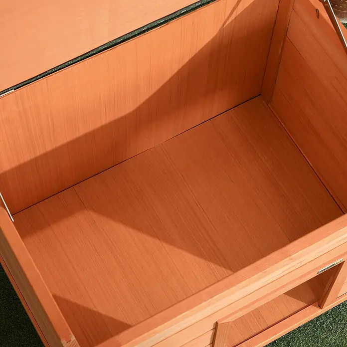 PawHut Hundehütte Gelb+Grün L82 x B58 x H58 cm -  - Innenansicht eines offenen, leeren hellbraunen Holztierhauses mit sichtbarer Holzmaserung an seinen Wänden.