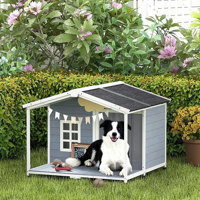 PawHut Hundehütte Grau 103L x 107B x 83,5H cm -  - Graues und weißes Hundehaus aus Holz im Garten, mit einem glücklichen Border Collie darin.