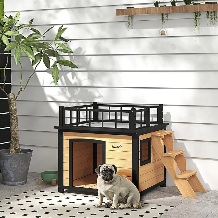PawHut Hundehütte Gelb 121L x 77B x 78H cm -  - Hölzerne Hundehütte mit schwarzem Rahmen, Dachterrasse und Treppe, davor ein Mops.