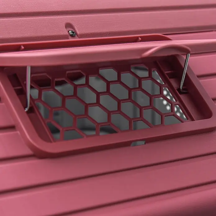 PawHut Hundehütte Rot+Hellgrau 59B x 75T x 66H cm -  - Rote Kunststoff-Haustiertransportbox mit geöffnetem Lüftungsfenster, das ein Wabengitter und Metallstützstangen aufweist.