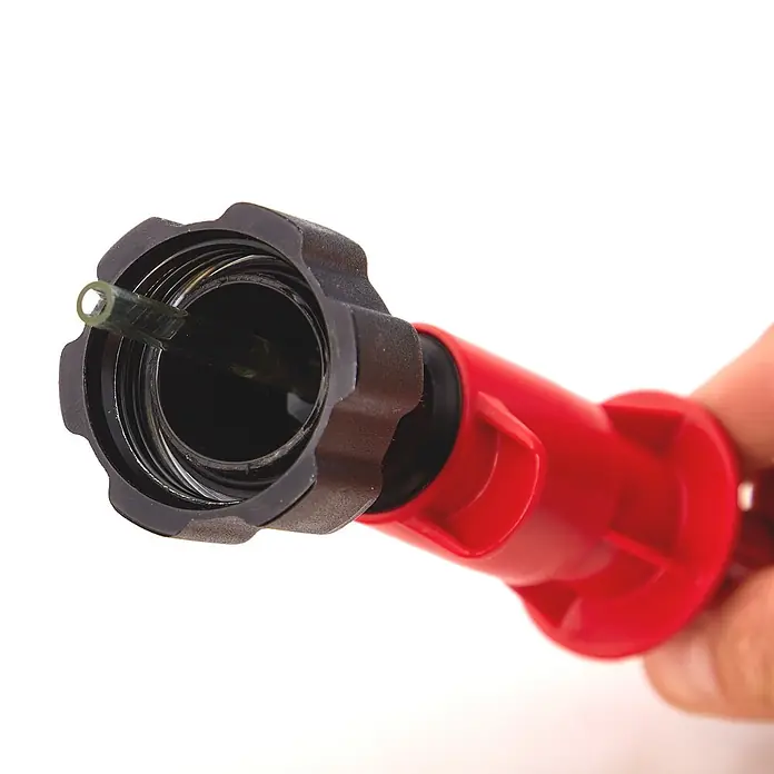 BW Ausgießer Smart für Proper Kraftstoffkanister 2 l, mit Tropfschutz -  - Rote und schwarze Flüssigkeitstransferpumpe mit einem durchsichtigen Schlauch an der Düse.