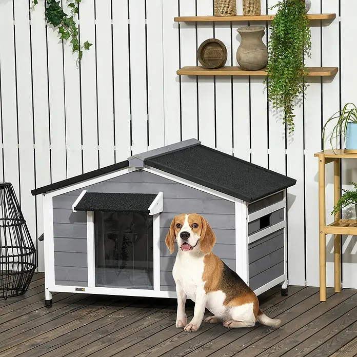 PawHut Hundehütte Schwarz+Grau+Weiß 109L x 79B x 72H cm -  - Ein grau-weißes Hundehaus mit schwarzem Dach auf einer Holzterrasse, davor ein Beagle.