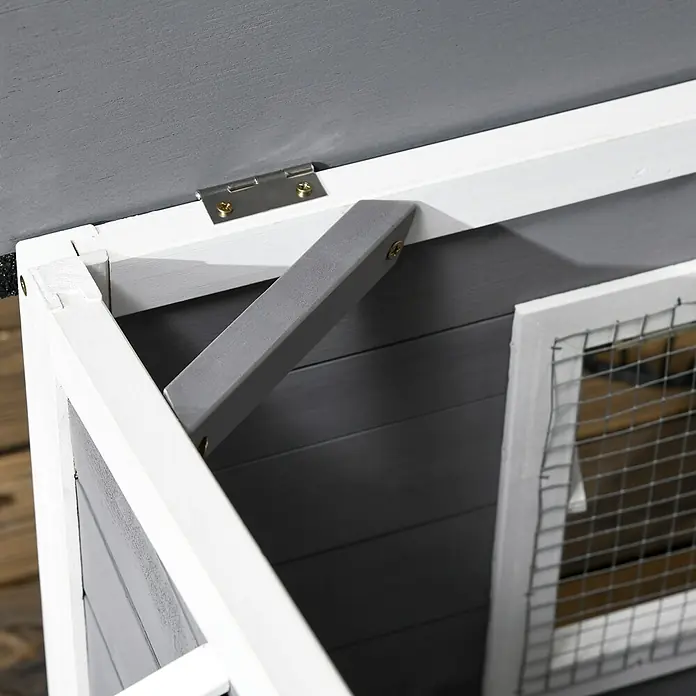 PawHut Hundehütte Schwarz+Grau+Weiß 109L x 79B x 72H cm -  - Innenansicht eines grau-weißen Holztiergeheges mit Deckelstütze, Scharnier und Drahtgitter.