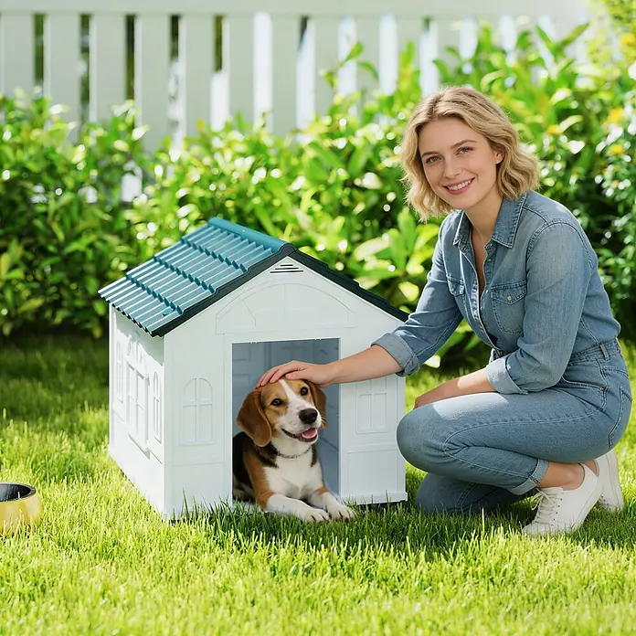 PawHut Hundehütte Blau 65L x 75,7B x 63H cm -  - Weiß-türkises Hundehaus mit einem Hund darin, das von einer Frau gestreichelt wird.