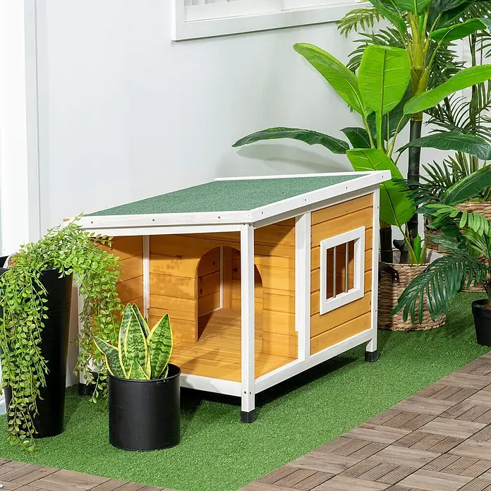 PawHut Hundehütte Orange 85,5L x 62B x 60H cm -  - Hölzerne Hundehütte mit grünem Dach und weißem Rahmen, mit gewölbtem Eingang und Seitenfenster, im Freien auf Kunstrasen.