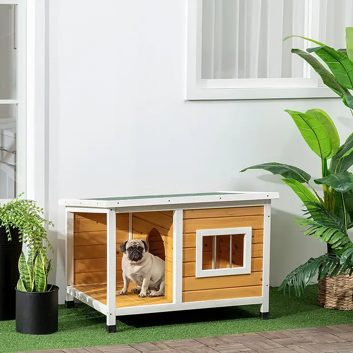 PawHut Hundehütte Orange 85,5L x 62B x 60H cm -  - Hellbraunes Holzhundehütte mit weißem Rand und grünem Dach, mit einem Mops darin sitzend.