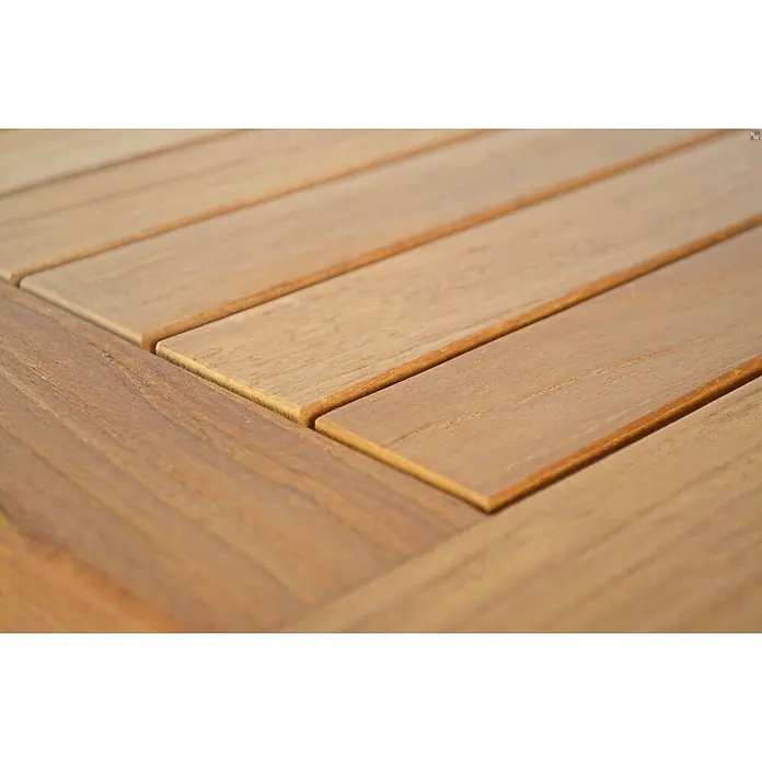 Teak Beistelltisch 40x40 cm edles Massivholz wetterfest perfekt verarbeitet -  - Nahaufnahme einer hellbraunen Holzoberfläche mit sauber angeordneten rechteckigen Latten.