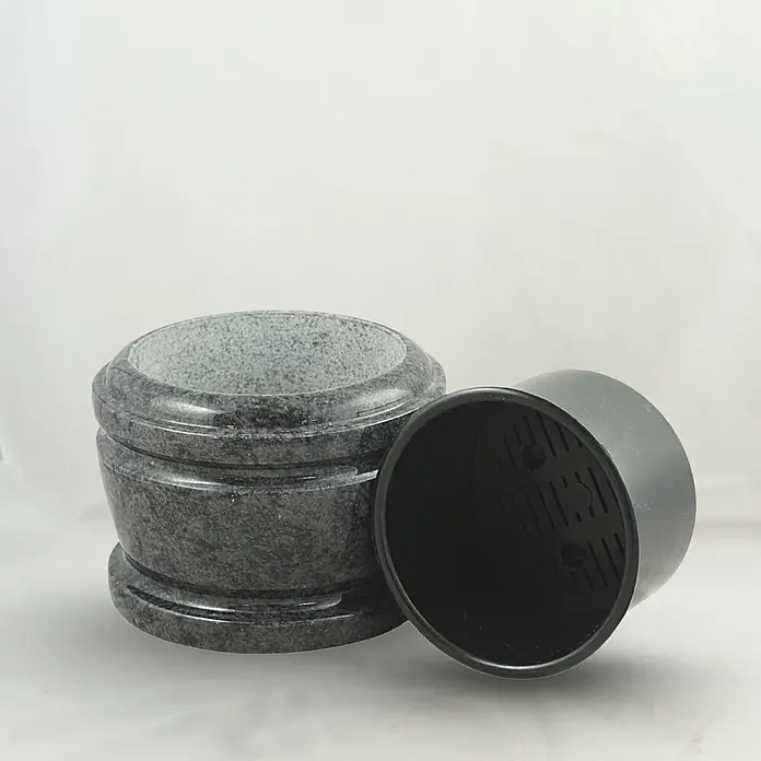 Grabschale Exclusiv, ØxH: 24x15 cm, Granit, Orion, Blaugrau -  - Dunkelgrauer gesprenkelter Granitmörser und ein schwarzer Plastik-Pflanztopf mit Drainagelöchern.