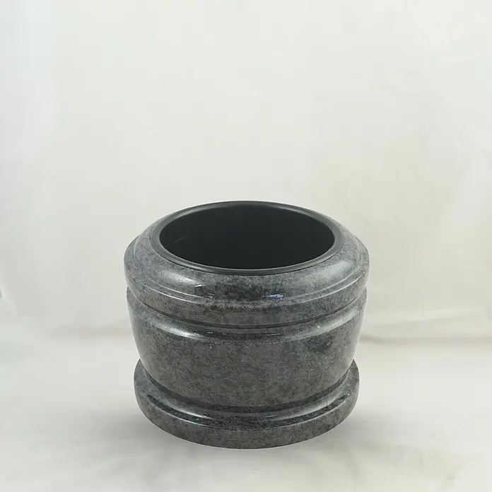 Grabschale Exclusiv, ØxH: 24x15 cm, Granit, Orion, Blaugrau -  - Dunkelgraue, gesprenkelte zylindrische Steinvase mit polierter Oberfläche und horizontalen Rillen.