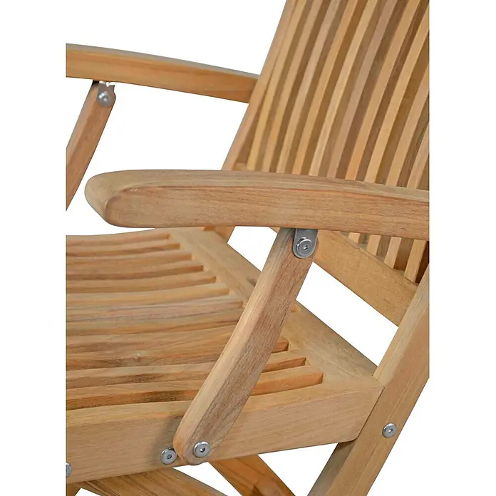 Klappstuhl Holz Teak Balkonstuhl Massivholz Gartenstuhl klappbar edel -  - Detailansicht eines klappbaren Holzstuhls aus Naturholz mit Lamellen und Metallbeschlägen, Armlehne und Rückenlehne.