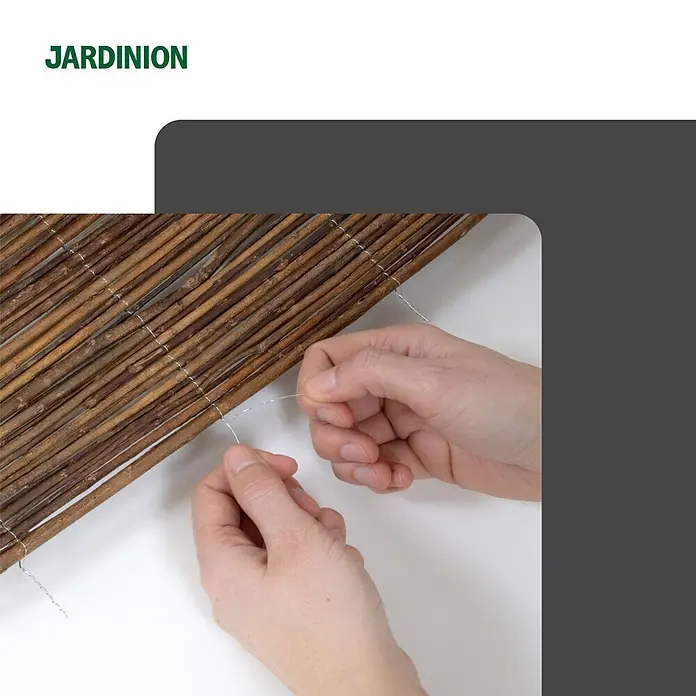 Jardinion Sichtschutz aus Weide 3m x 1,50m Braun Weidezaunmatte -  - Hände befestigen einen Sichtschutz aus Weidenzweigen mit Draht.