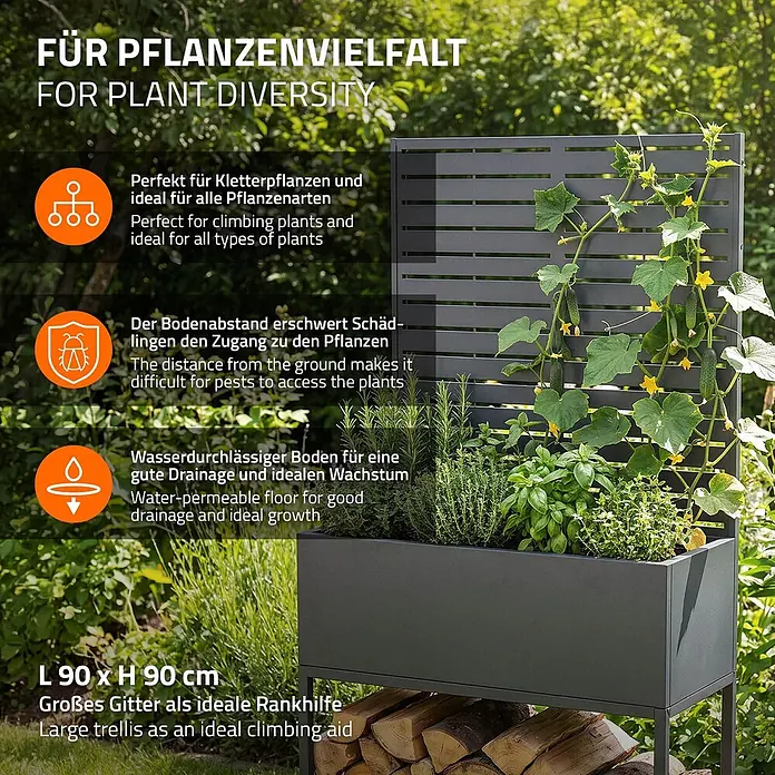 Pflanzkasten mit Rankgitter und Kaminholzregal für Innen und Außen -  - Dunkelgraues Hochbeet mit integriertem Rankgitter für Kletterpflanzen, im Garten mit Kräutern und Gurken.
