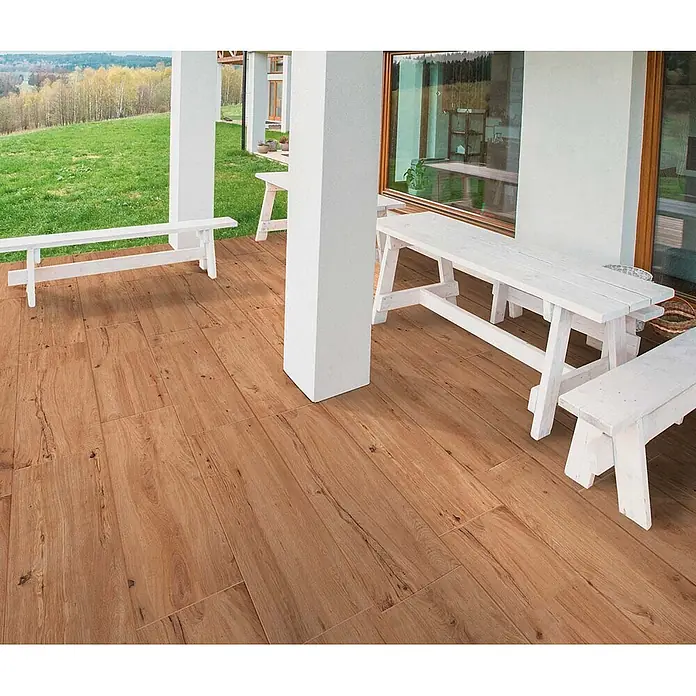 Feinsteinzeug in roher Nussbaumholzoptik 20x120, rutschhemmend -  - Holznachbildung-Terrassenfliesen in natürlichen Brauntönen gestalten einen warmen Außenbereich.