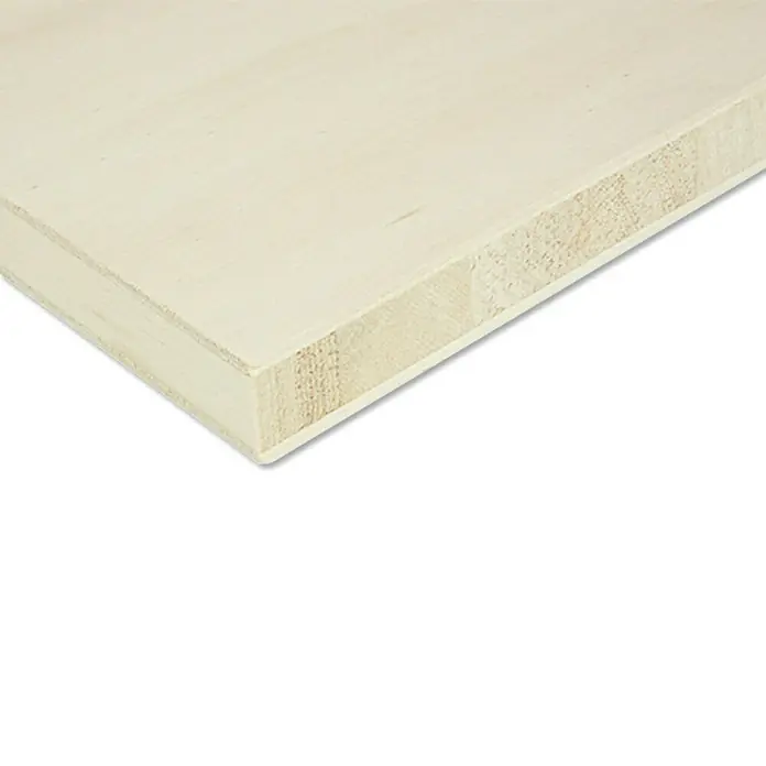 Tischlerplatte nach Maß - Pappel, L x B: 2.600 x 1.850 mm, Stärke: 22 mm - Nahaufnahme einer hellen Holzplatte, die die Textur und die Schichtstruktur des Materials zeigt. Ideal für Möbelbau und Heimwerkerprojekte.