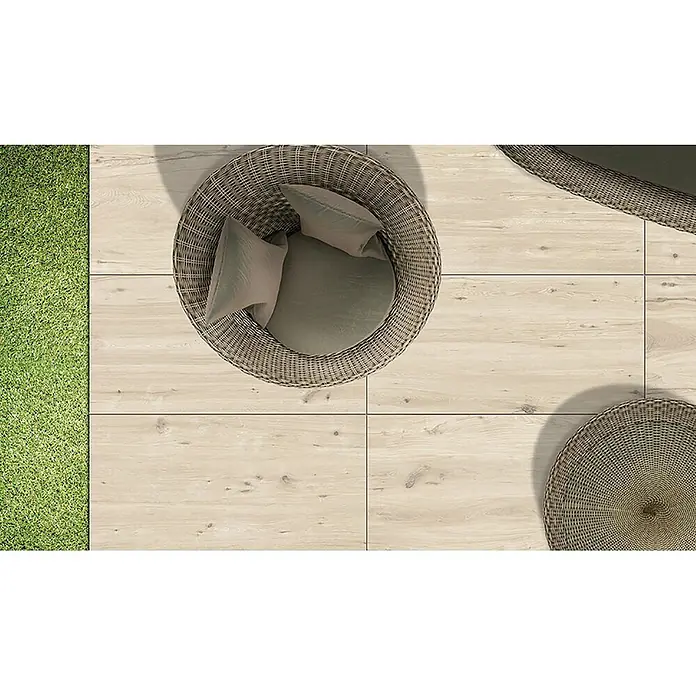 Feinsteinzeug in weißer Holzoptik 60x120, 20 mm, rutschhemmend -  - Helle Bodenfliesen in Holzoptik im Terrassenbereich, mit Korbstühlen.