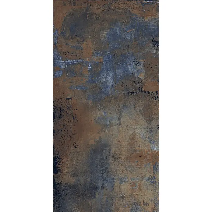 Feinsteinzeug in industrieller Corten Betonoptik 60x120 - Ital. Fliesen -  - Verwitterte Metalltextur mit rostbraunen und dunkelblaugrauen Flecken, die eine oxidierte oder industrielle Oberfläche andeutet.