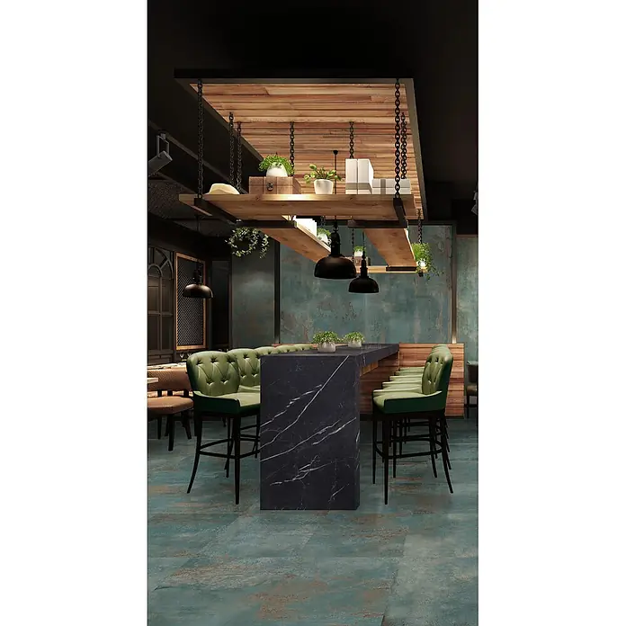 Feinsteinzeug in oxidierter grüner Metalloptik 60x120 - Ital. Fliesen -  - Schwarze Marmor-Bartheke und grüne gepolsterte Barhocker in einem modernen Restaurantambiente.
